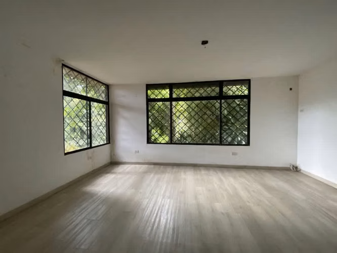 Edificio en venta en la Cresta, ideal para inversión, con 3 amplios apartamentos