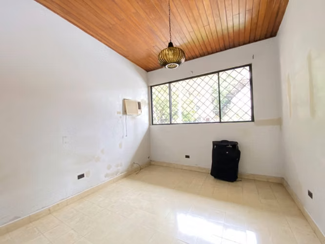 Edificio en venta en la Cresta, ideal para inversión, con 3 amplios apartamentos