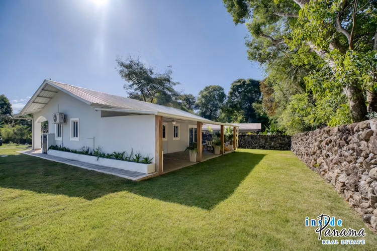 Casa con Piscina de Agua Salada en Dolega Panamá