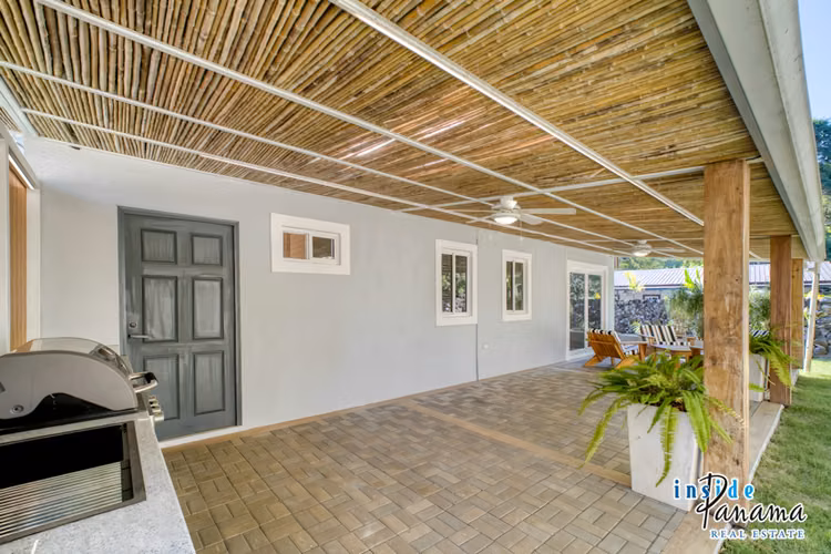 Casa con Piscina de Agua Salada en Dolega Panamá