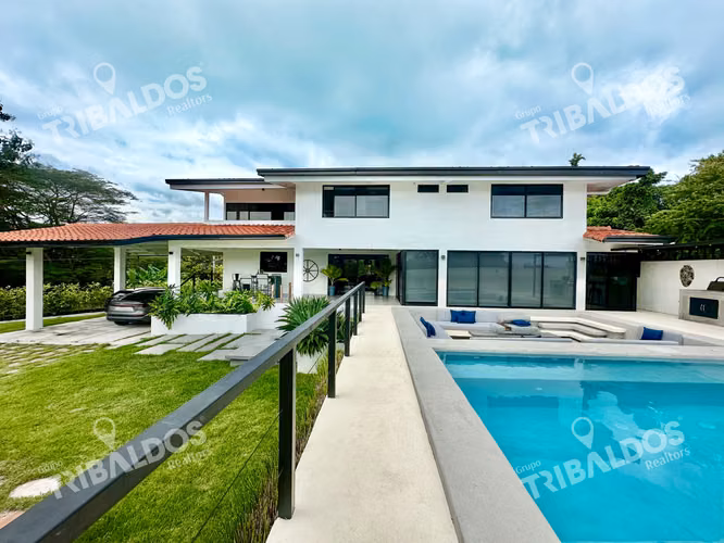 VENTA DE HERMOSA CASA DE PLAYA EN EL CORTIJO, COSTA ESMERALDA