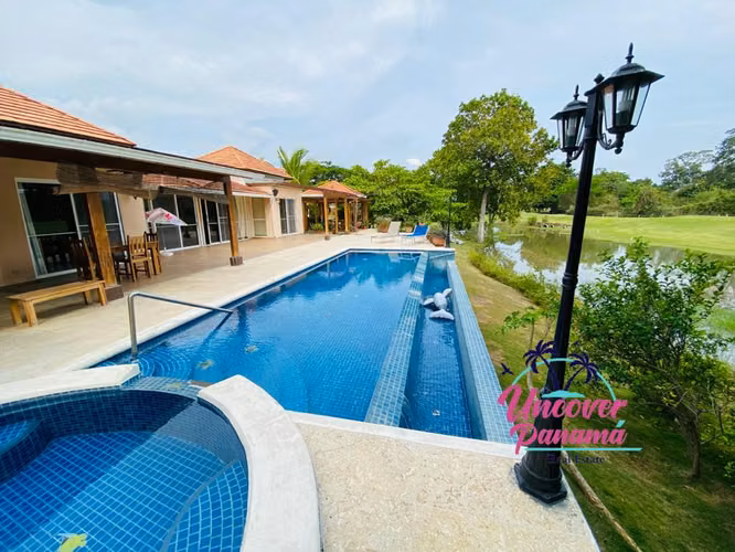 Villa de un nivel con piscina privada en Costa Blanca Decameron
