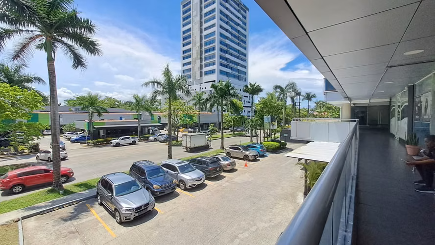Alquiler de Local comercial en Costa del Este, PH Green Plaza, 105m2