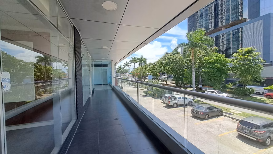 Rental of commercial premises in Costa del Este, PH Green Plaza, 105m2