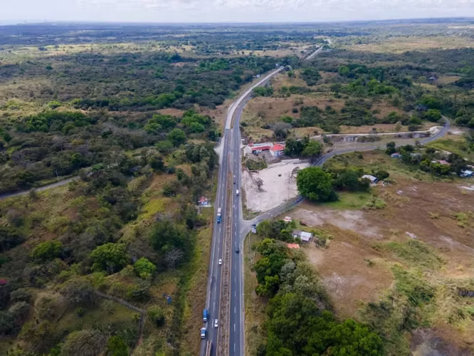 FINCA COMERCIAL RESIDENCIAL EN LA PANAMERICANA FRENTE A PLAYA CORONA