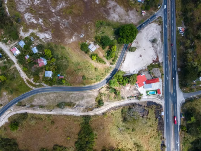 FINCA COMERCIAL RESIDENCIAL EN LA PANAMERICANA FRENTE A PLAYA CORONA