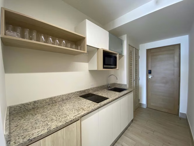 Apartamento en Surfside en Venta: Oportunidad de Inversión