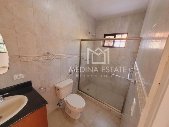 ALQUILER DE CASA EN CLAYTON VILLAGE – EXCLUSIVA RESIDENCIA CON JARDÍN