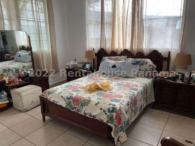 Venta de Casa con 420 m2 de Terreno en San Francisco 26-3313GG