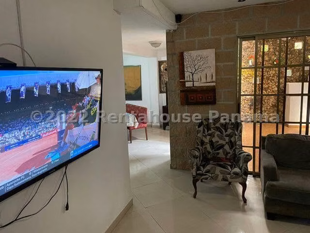 Venta de Casa con 420 m2 de Terreno en San Francisco 26-3313GG