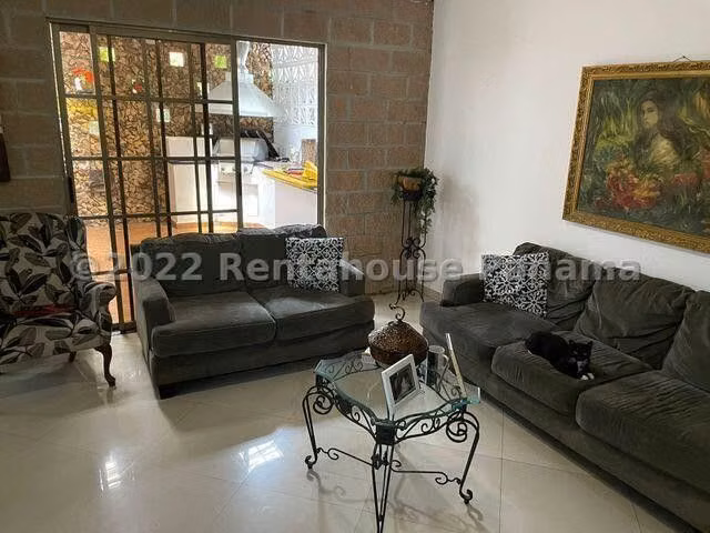 Venta de Casa con 420 m2 de Terreno en San Francisco 26-3313GG