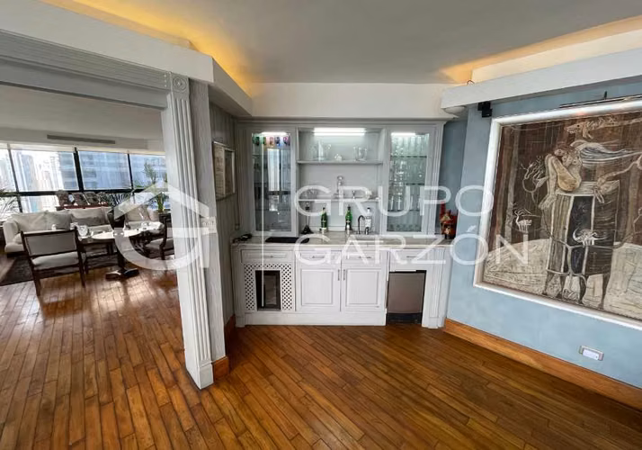 Venta de apartamento amoblado y remodelado en Avenida Balboa (PH Condesa del Mar)