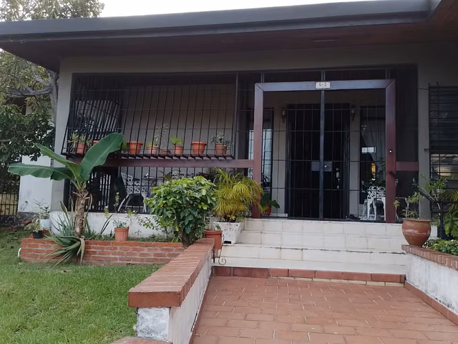 Hermosa Casa en Urbanización Los Ángeles, Betania – Amplia y Segura - Imagen 2
