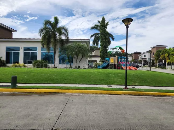 Venta de Casa Exclusiva en PH Dorado Village, Condado del Rey 25-7694GG
