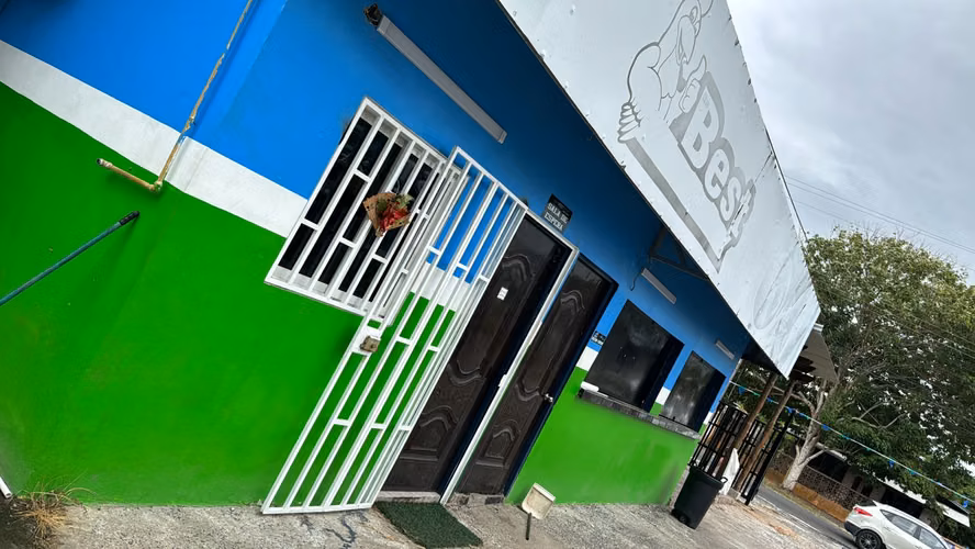 Venta de Terreno 1000 metros con Locales Comerciales