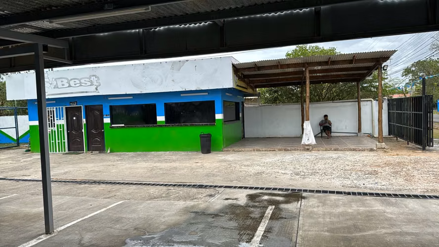 Venta de Terreno 1000 metros con Locales Comerciales