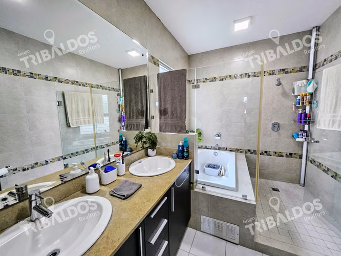 VENTA DE CASA EN DORADO VILLAGE EN CONDADO DEL REY