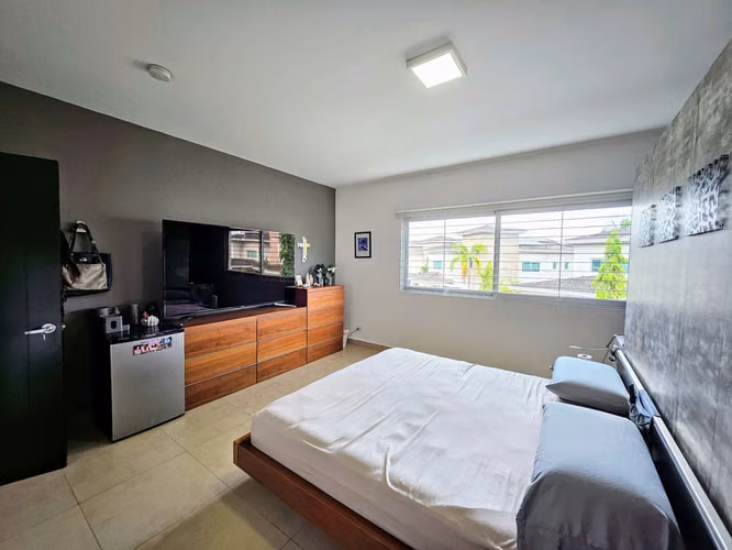 VENTA DE CASA EN DORADO VILLAGE EN CONDADO DEL REY