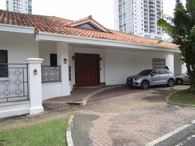 Hermosa residencia en Altos del Golf - Imagen 2