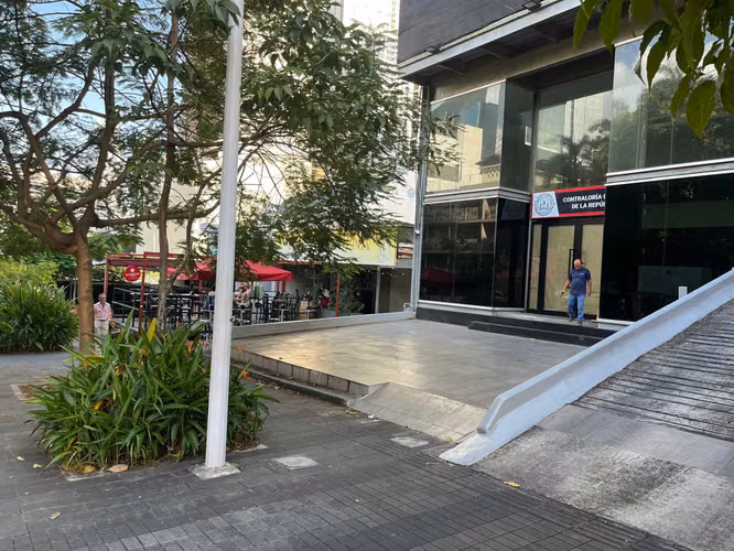 Alquiler de Edificio Comercial en Bella Vista, 705m2