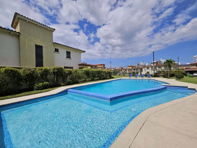 Se alquila casa en Condado del Rey, Paseo Dorado TOTALMENTE AMOBLADA