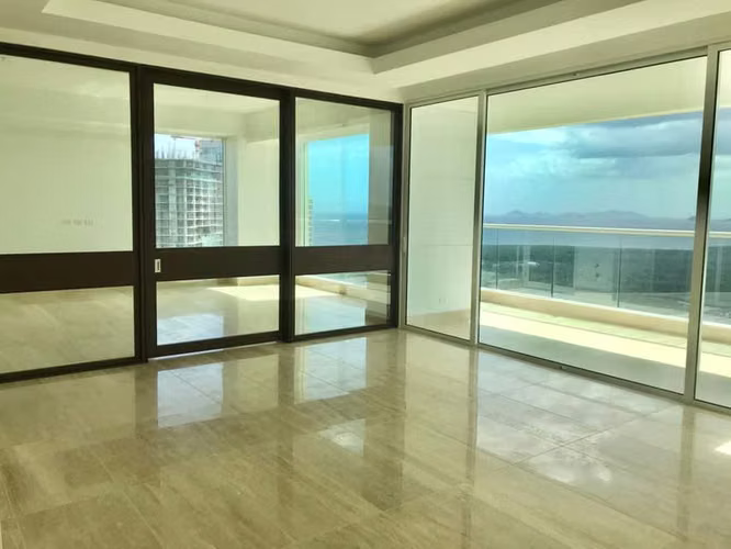 Venta de Apartamento de 306 m2 en PH Solana, Santa María 23-702GG
