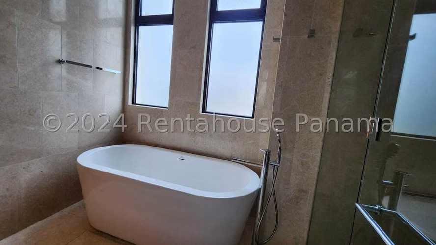 Venta de Apartamento Exclusivo de 245 m2 en PH Santa María Court 25-343GG