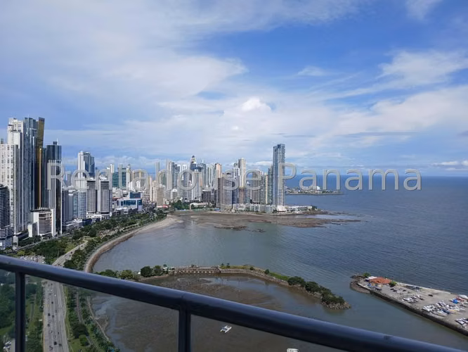 Venta de Apartamento Amoblado de 202 m2 en PH Sky, Av. Balboa 25-2998GG
