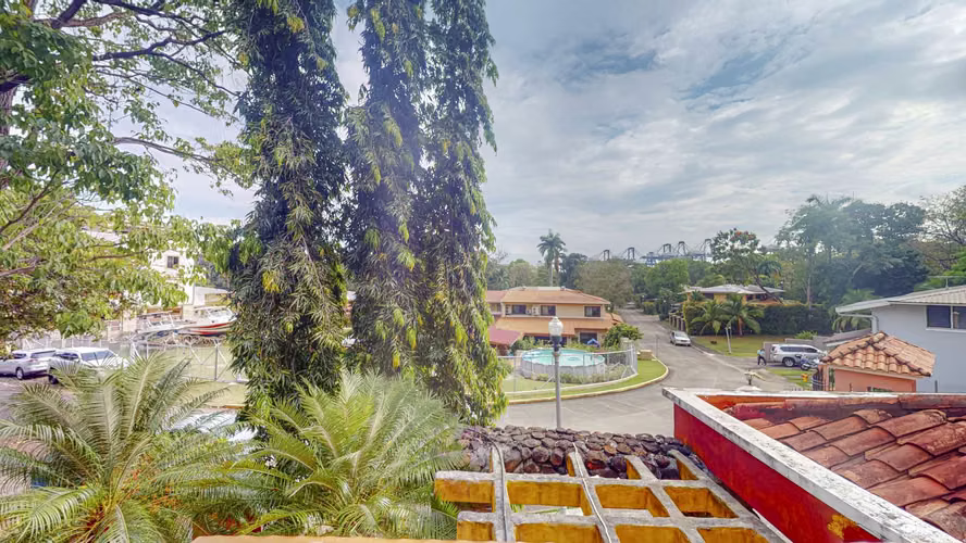 Venta de cómoda y amplia casa en Urbanización Altos de Diablo