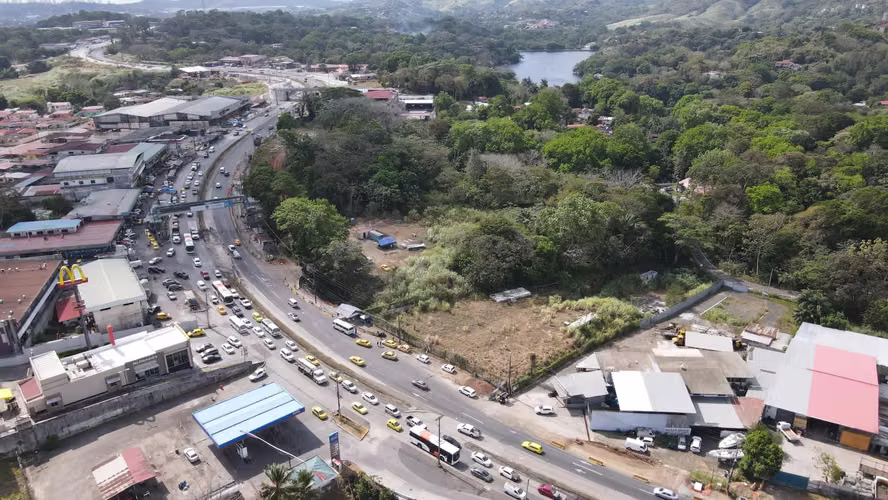 SE ALQUILA TERRENO EN LA VÍA PRINCIPAL DE LA CABIMA