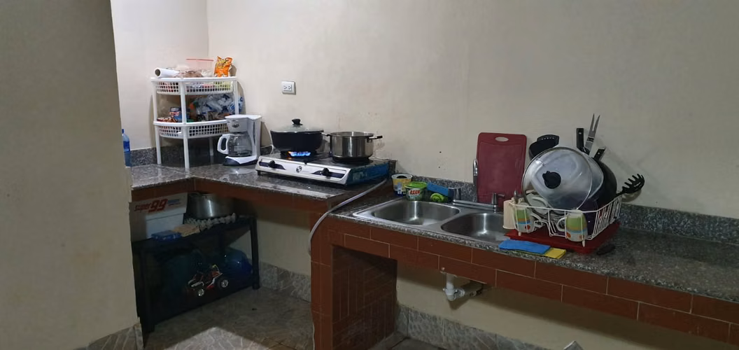 Se vende finca con 2 casas, 3 galeras para pollos, frutas y limones
