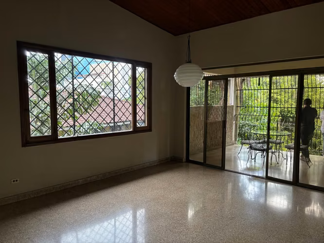 Se vende Terreno con edificio de 3 niveles en LA CRESTA OV