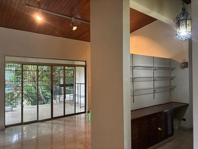 Se vende Terreno con edificio de 3 niveles en LA CRESTA OV