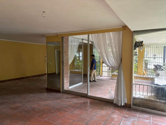 Se vende Terreno con edificio de 3 niveles en LA CRESTA OV
