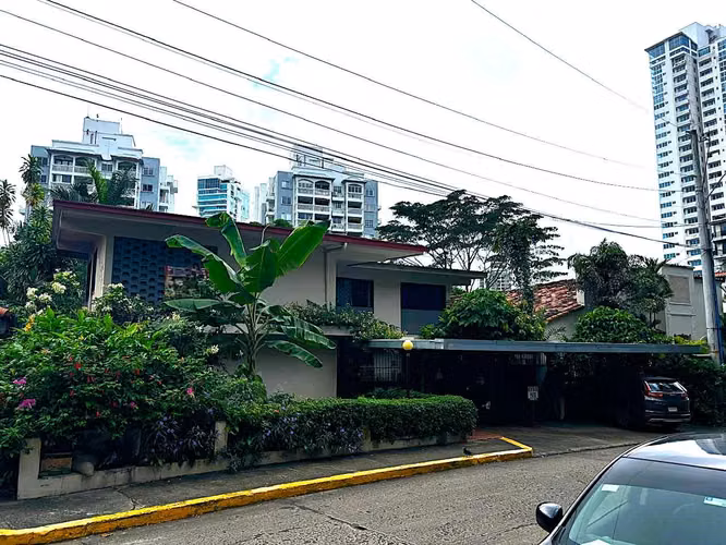 Se vende Terreno con edificio de 3 niveles en LA CRESTA OV