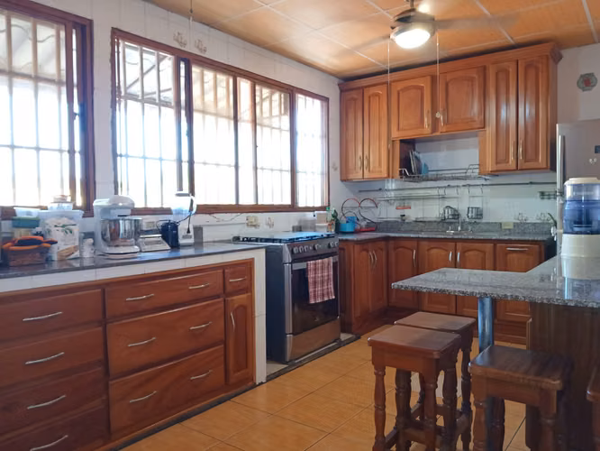 Buscas CASA Céntrica, con Terraza, Patio. unica oportunidad