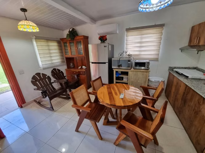 Complejo Privado de 3 Casas con Piscina en Coronado