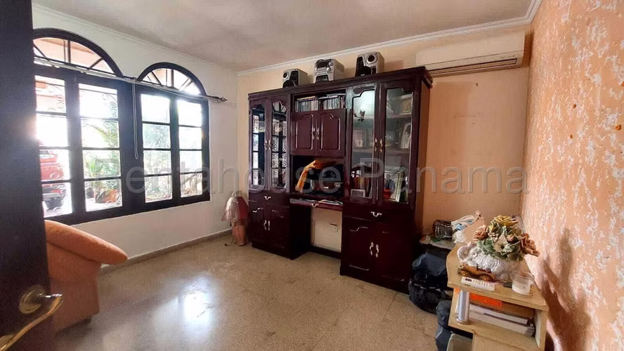 Venta de Casa Espléndida en Villa Sol, Campo Lindbergh 25-8477GG