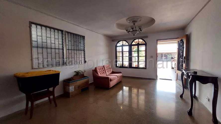 Venta de Casa Espléndida en Villa Sol, Campo Lindbergh 25-8477GG