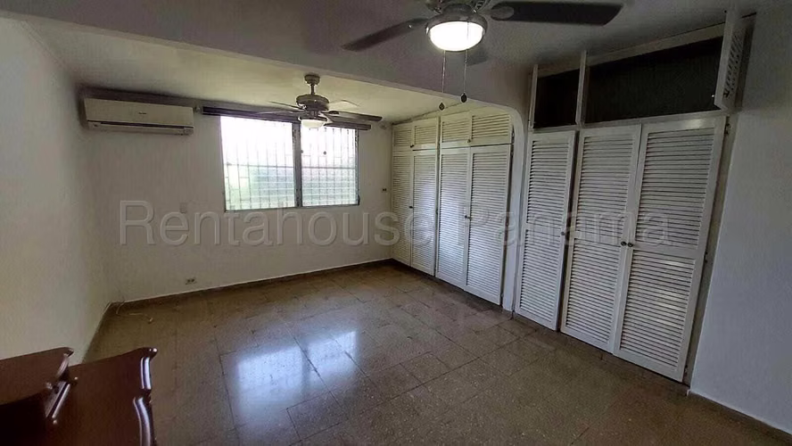 Venta de Casa Espléndida en Villa Sol, Campo Lindbergh 25-8477GG
