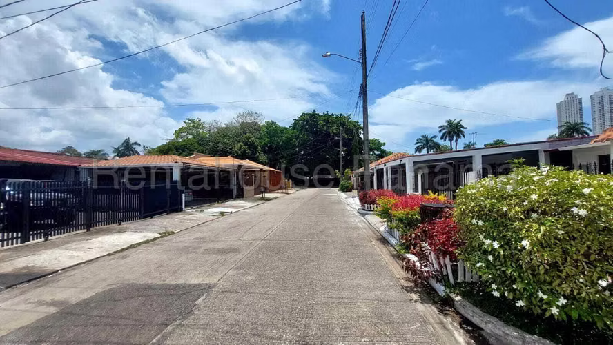 Venta de Casa Espléndida en Villa Sol, Campo Lindbergh 25-8477GG