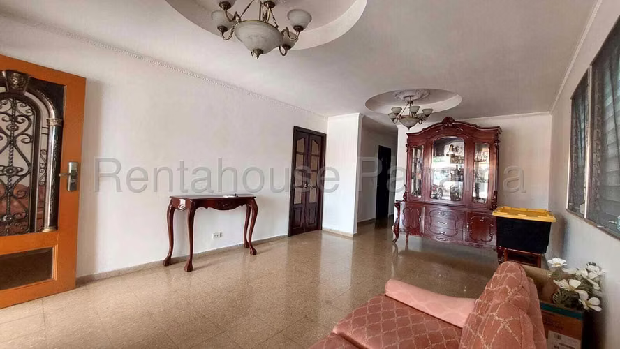 Venta de Casa Espléndida en Villa Sol, Campo Lindbergh 25-8477GG