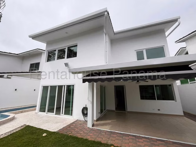Venta de Casa Glamorosa en PH Horizontes, Altos de Panamá 26-182GG
