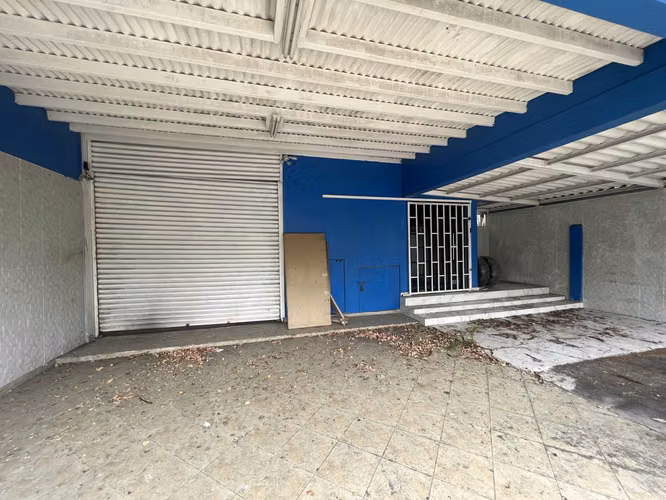 Casa Comercial en Remate Bancario – 288 m² – Avenida La Fontana, Chanis