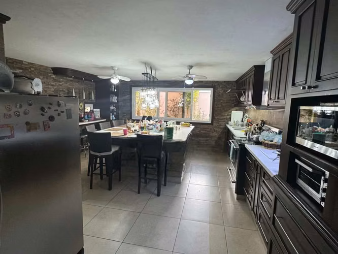 Venta de Casa en Condado del Rey, Colonia Fuente del Fresno, 1,140m2 de Terreno - Imagen 3