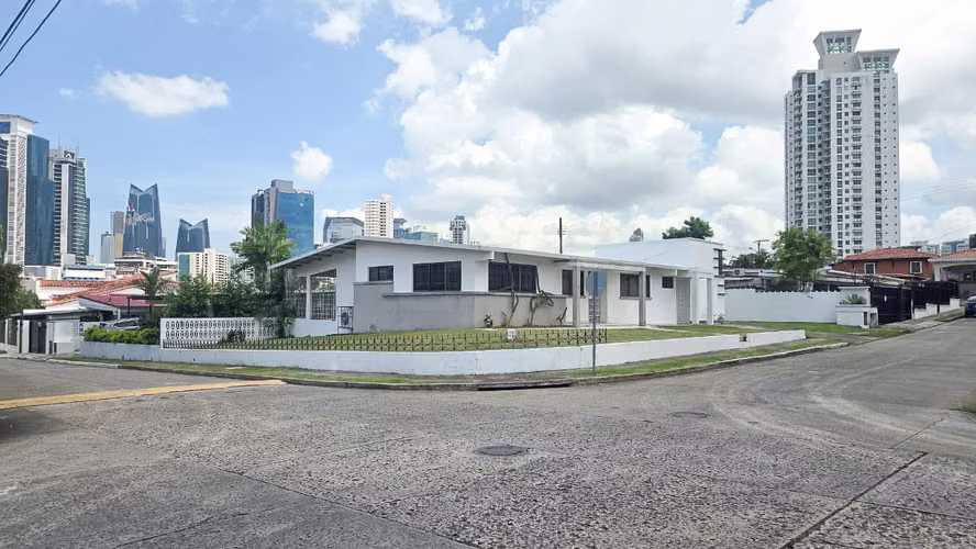 Venta de Casa en San Francisco, 234m2 de construcción y 596m2 de terreno
