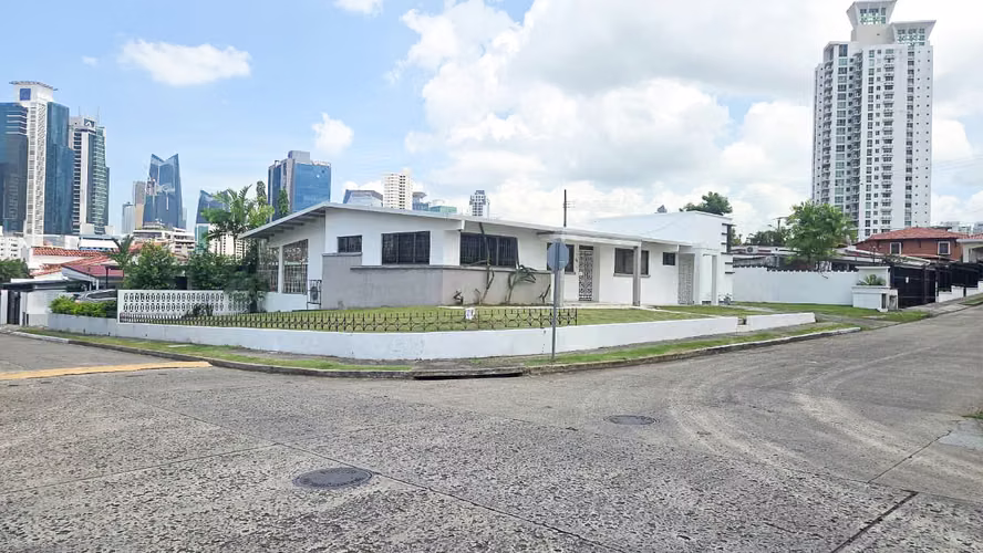 Venta de Casa en San Francisco, 234m2 de construcción y 596m2 de terreno