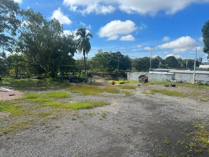 Terreno en Venta – Avenida Santa Elena, Parque Lefevre