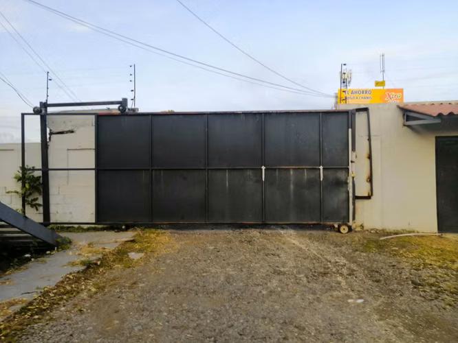 Terreno en Venta – Avenida Santa Elena, Parque Lefevre
