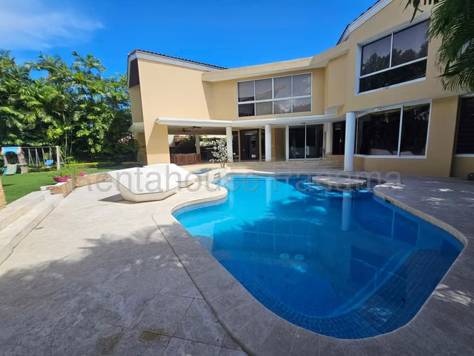 Vendo Casa Glamorosa en Altos del Golf 27-436GG